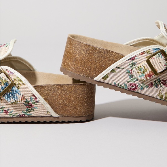 Lorenna Floral Tapestry Platform Clogs 8.5 ALTAR’D STATE - Picture 3 of 3